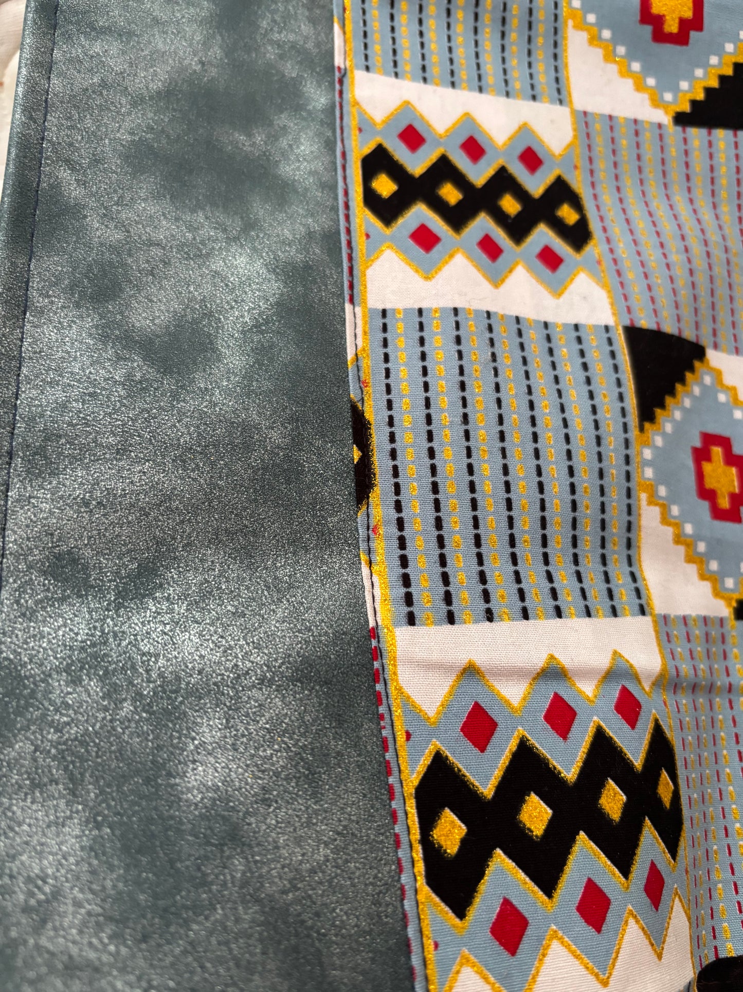 Collection Nani – Chemins de table en simili cuir et wax