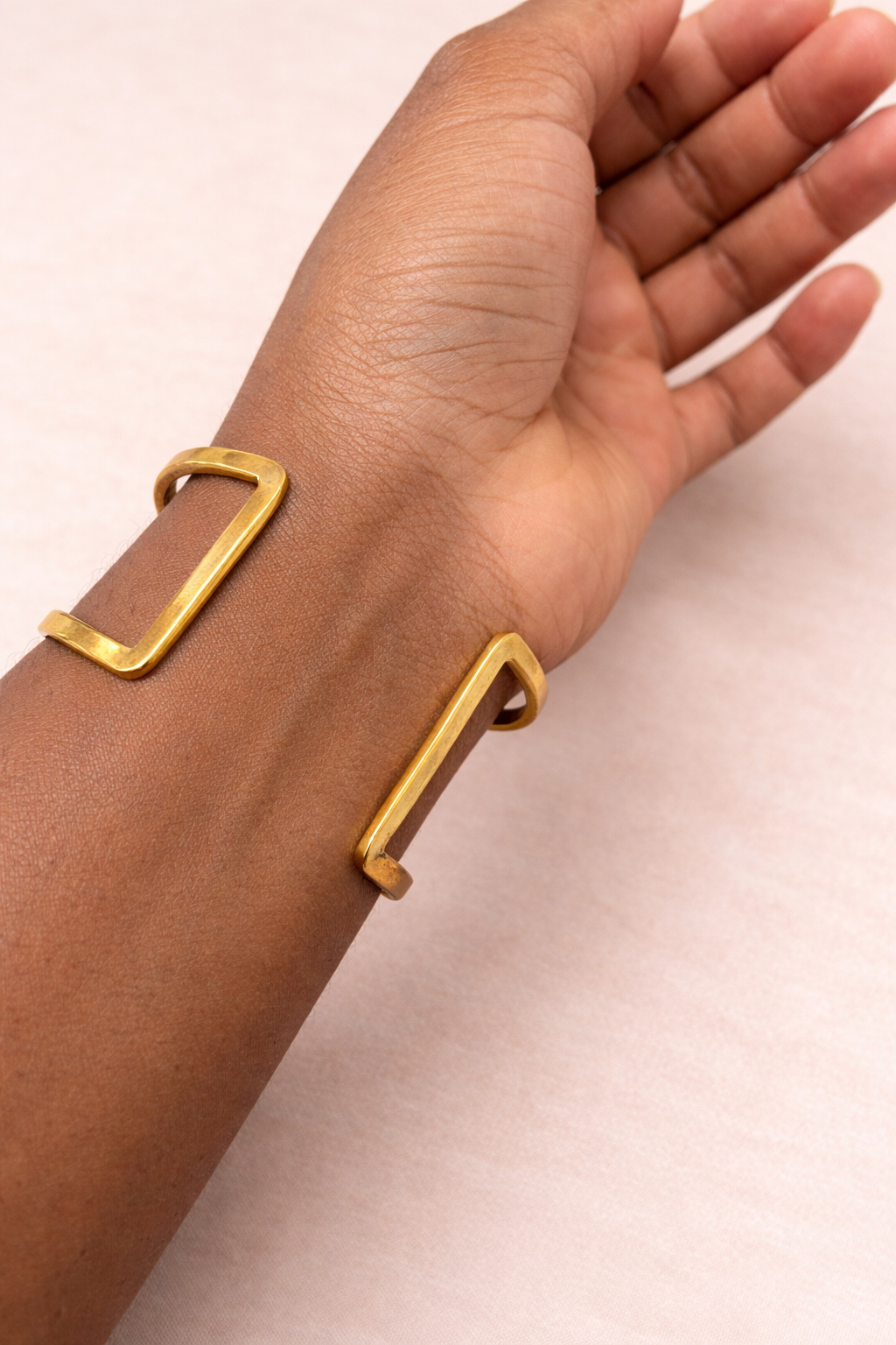 Bracelet manchette Makeda en laiton doré et cabochon vert