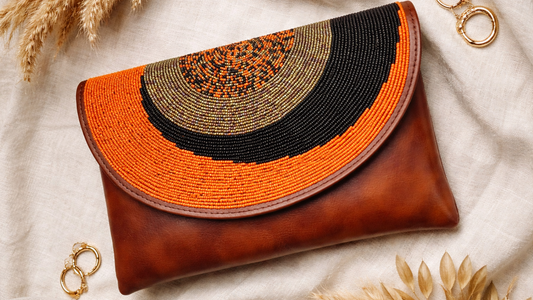 Pochette Nisaï – sac masaï en perles brodées à la main et simili cuir de qualité | Maison Mousso