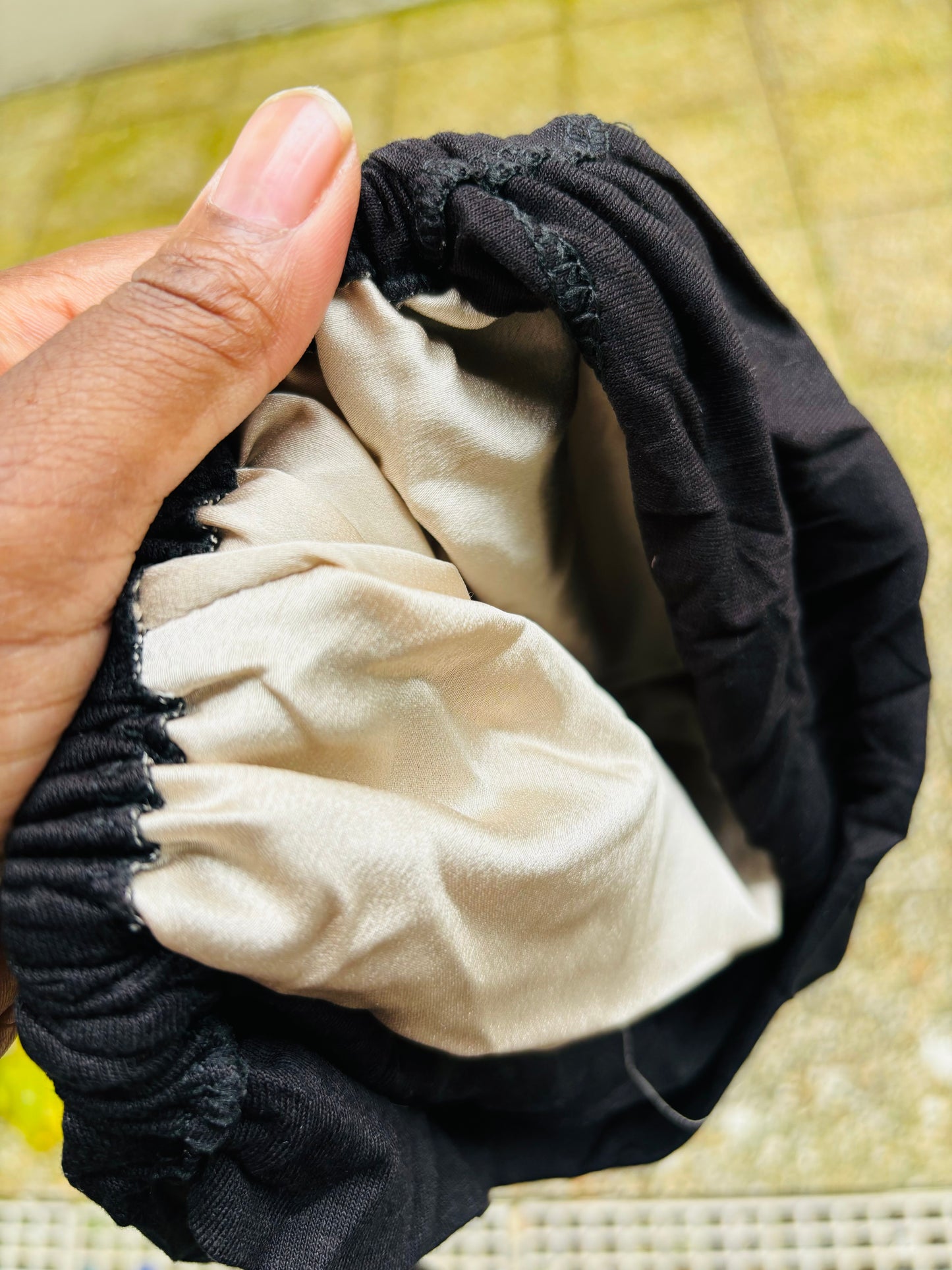 Bonnet noir en jersey à nouer, doublure en satin.