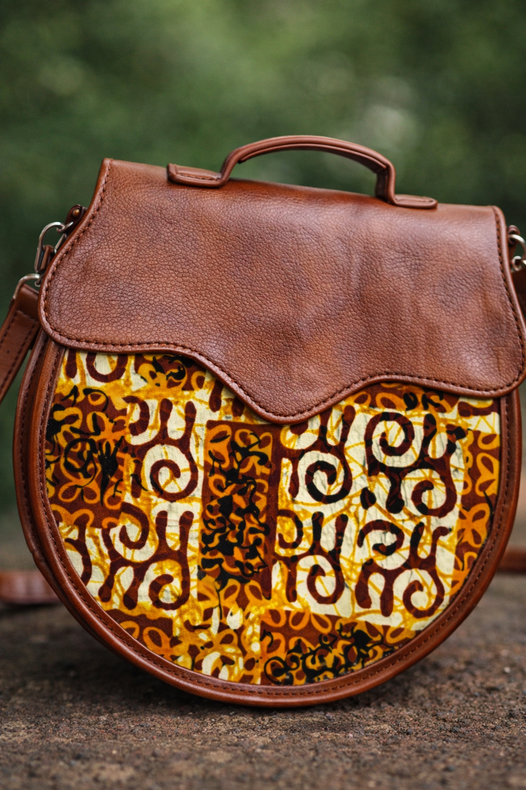 Sac bandoulière Naya Wax marron – simili cuir & tissu africain