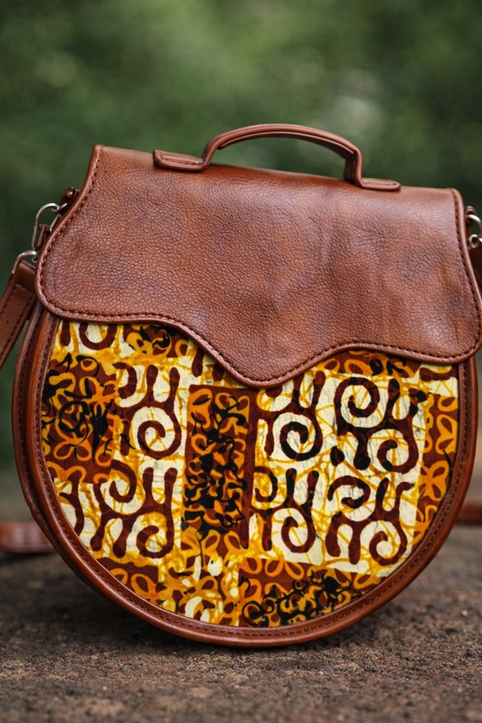 Sac bandoulière Naya Wax marron – simili cuir & tissu africain
