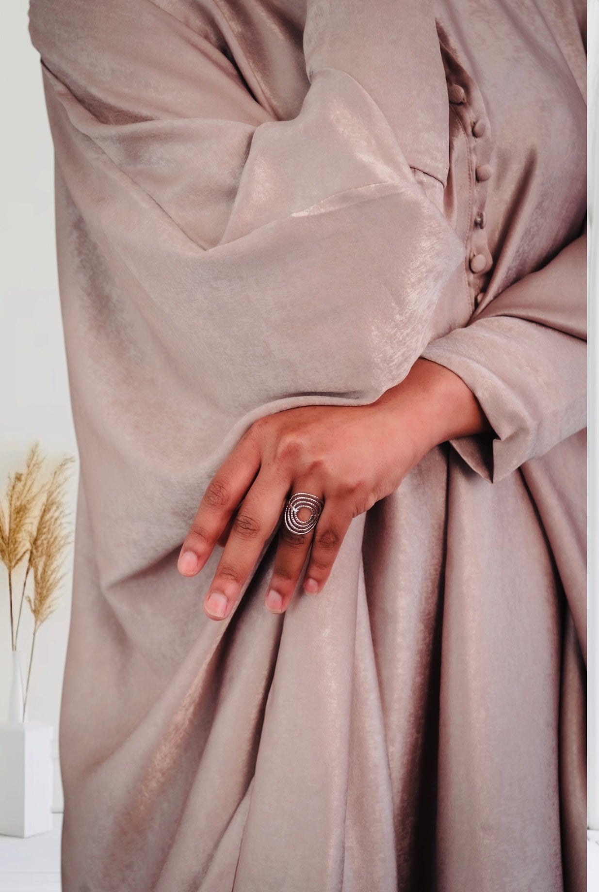Abaya « Zarah » et ses boutons recouverts