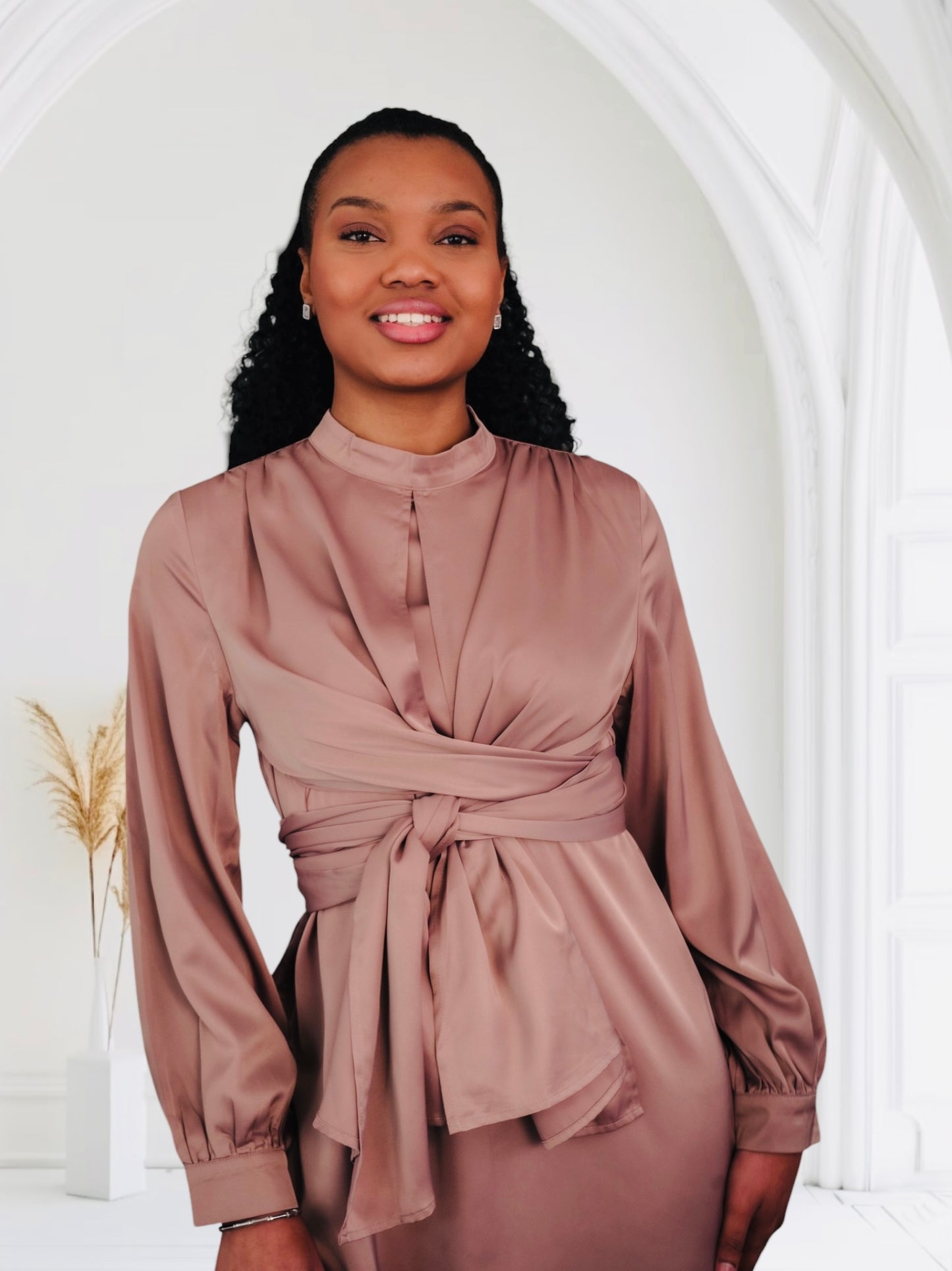 Robe longue  « DIza » en satin avec bande à nouer de 7 façon