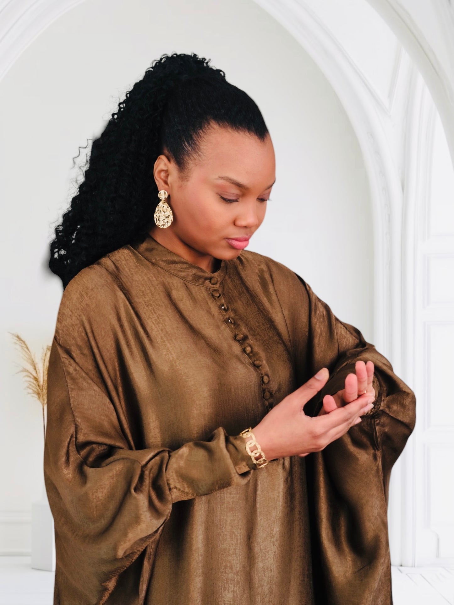 Abaya « Zarah » et ses boutons recouverts