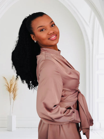 Robe longue  « DIza » en satin avec bande à nouer de 7 façon
