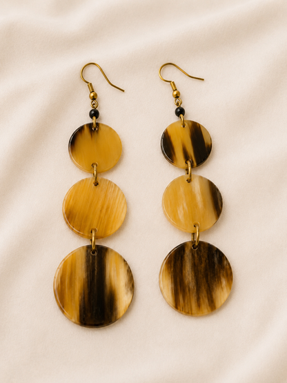Boucles d’oreilles Awana – Corne Naturelle & Éclat Doré
