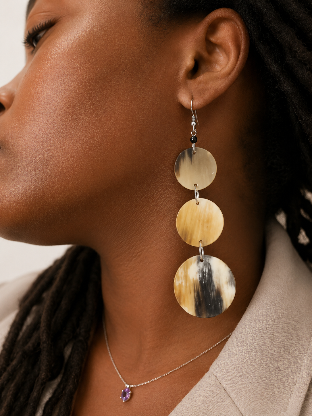 Boucles d’oreilles Awana – Corne Naturelle & Éclat Doré