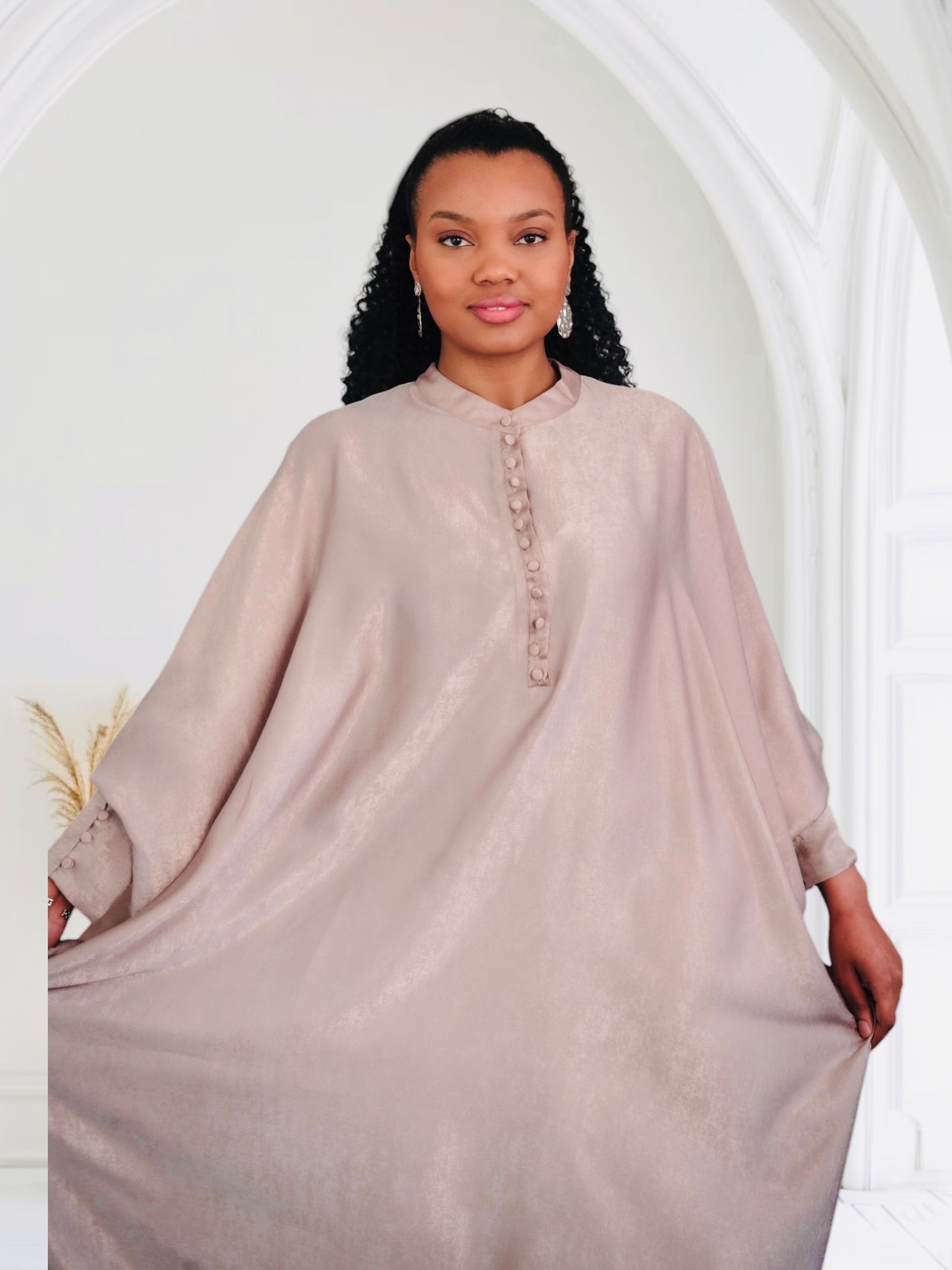 Abaya « Zarah » et ses boutons recouverts