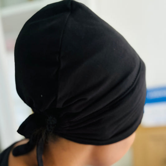 Bonnet noir en jersey à nouer, doublure en satin.