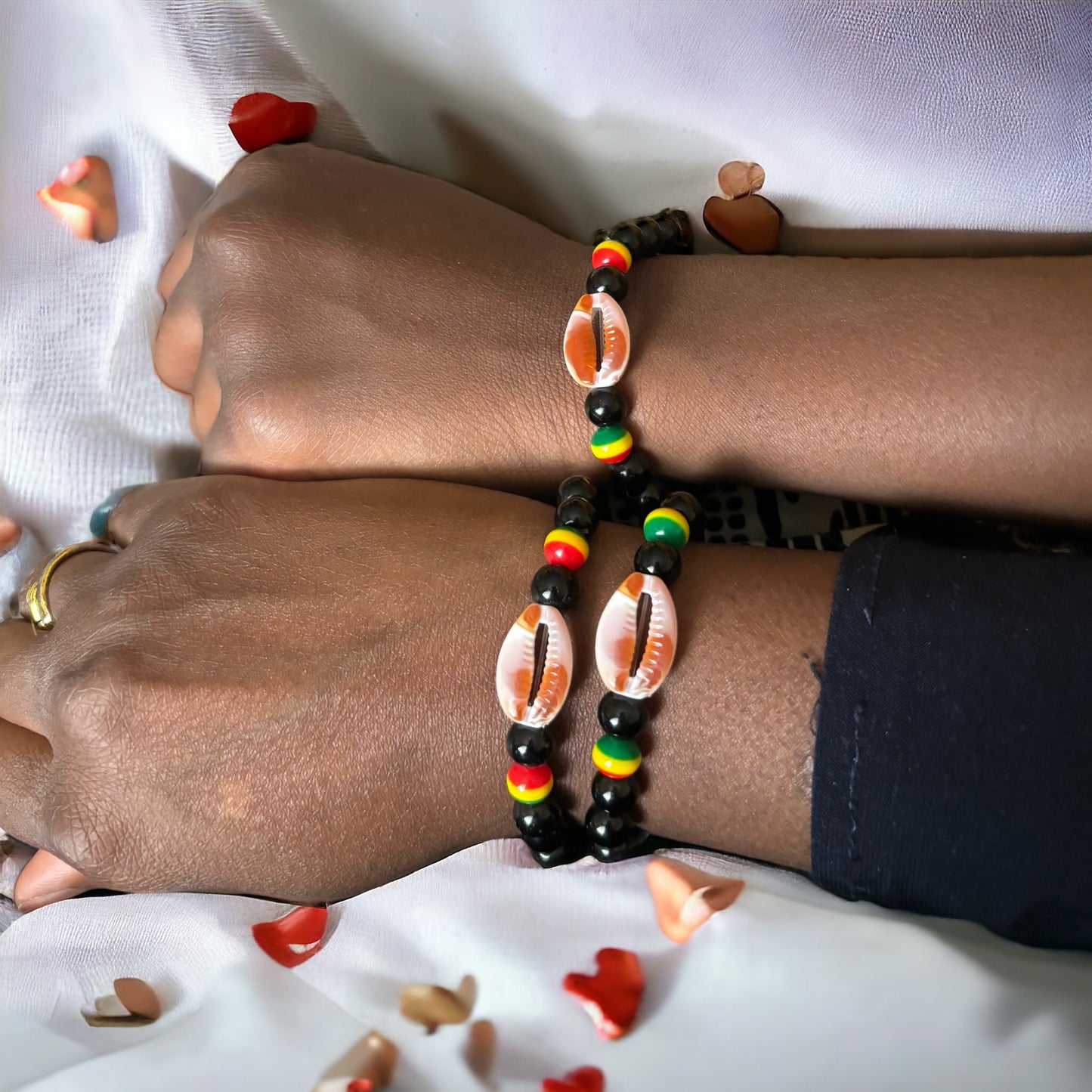 Bracelet en pierre de rocaille et son cauris du Sénégal